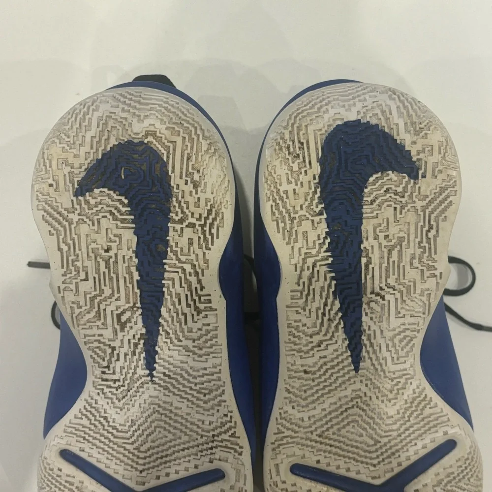 Nike Kid's Team Hustle D10 (GS) Basketball Shoe- hardly worn